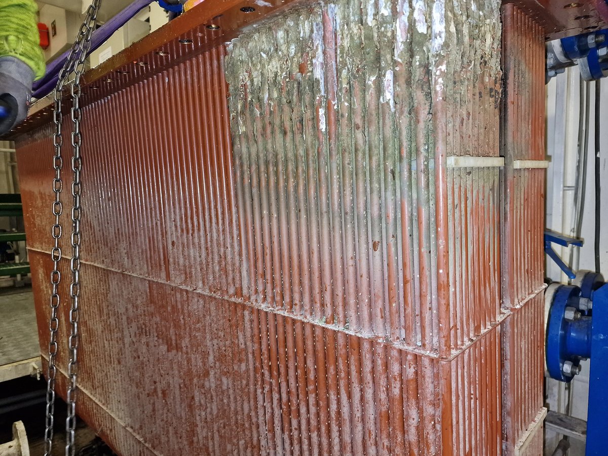 MF Lurøy, removal of box cooler before service