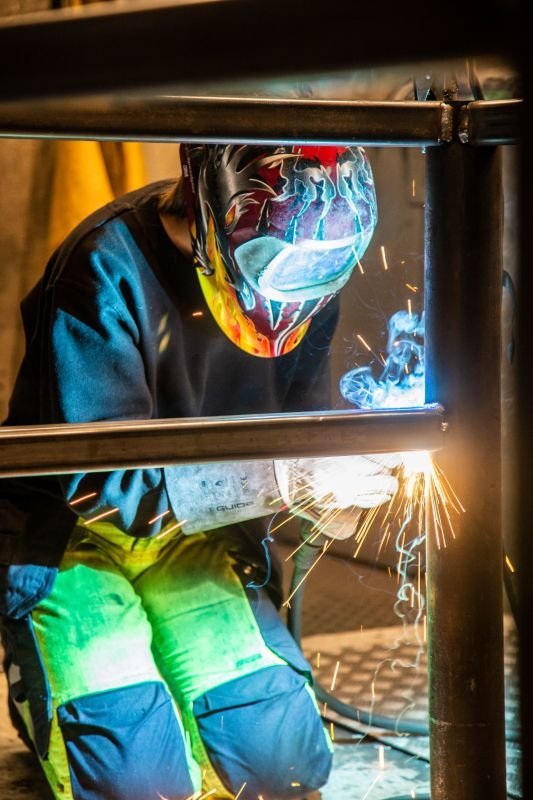 Miras Hydraulikk Employee - welding