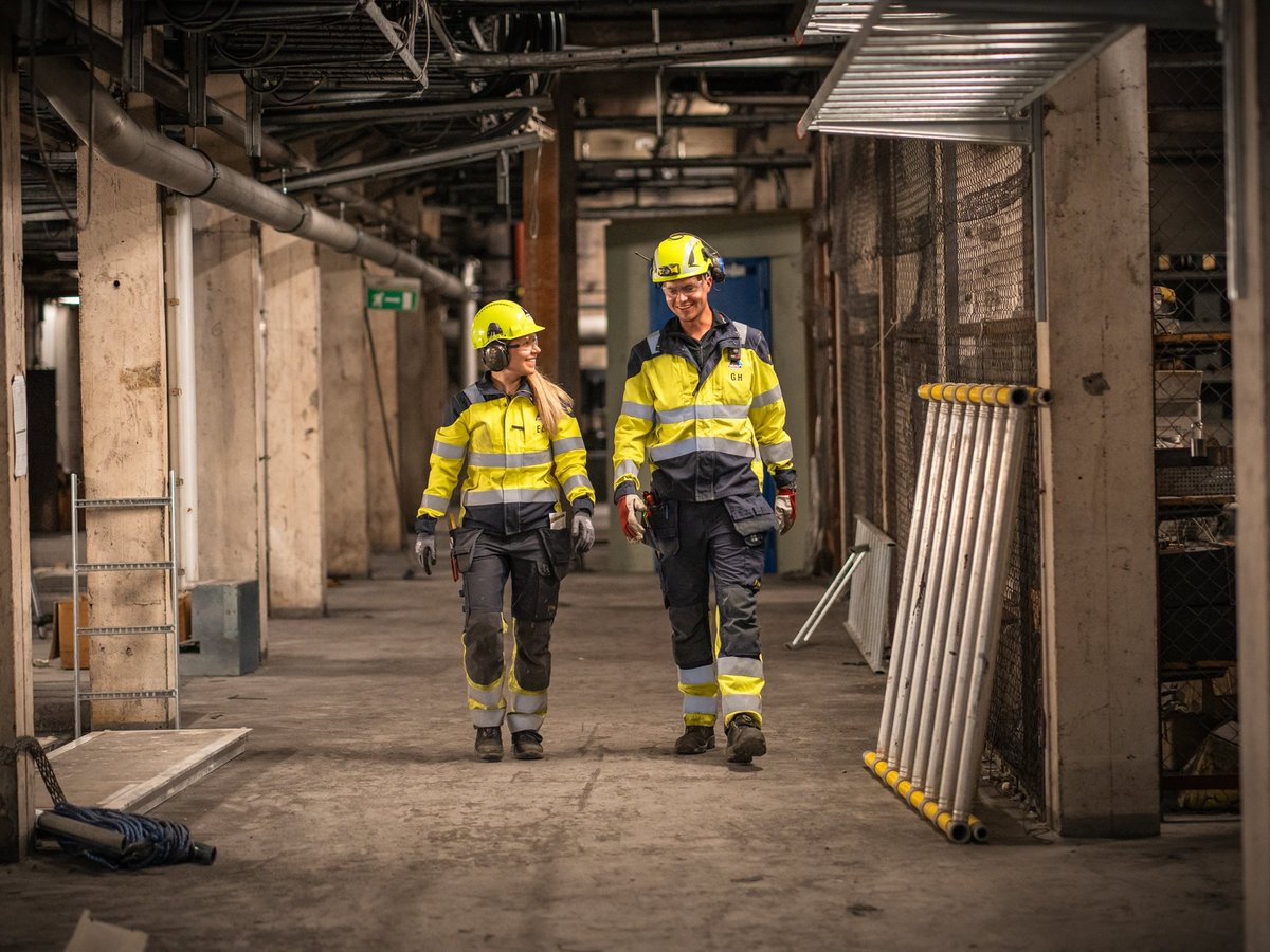 Miras Elektro - Employees walking in hallway