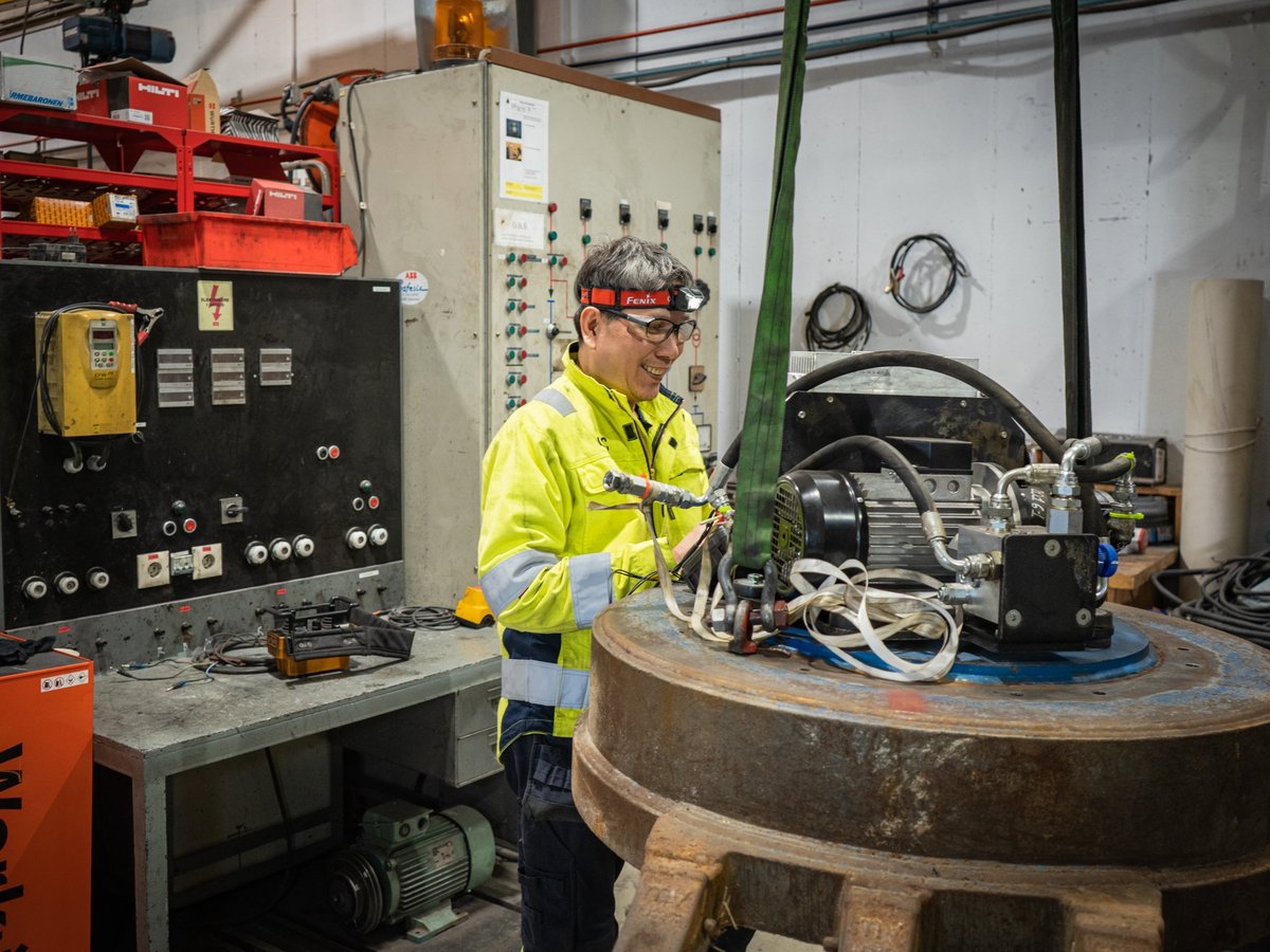 Miras Elektro - Employee working