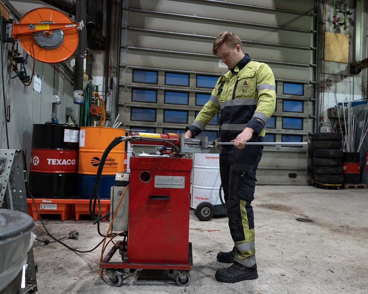 Miras Hydraulikk emplyee at workshop
